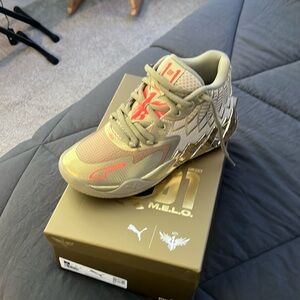 MB .01 Golden Child sneakers sz 7 junior